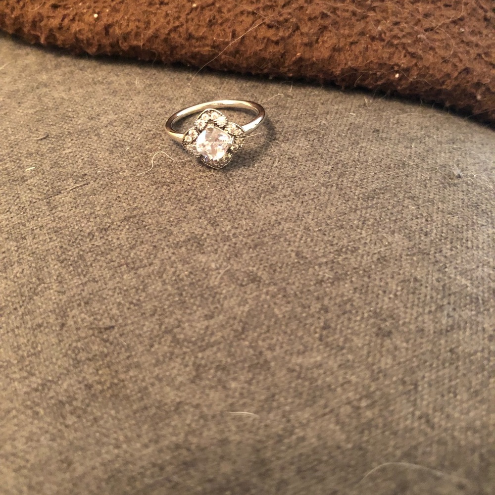 White sapphire ring - Picture 5 of 5